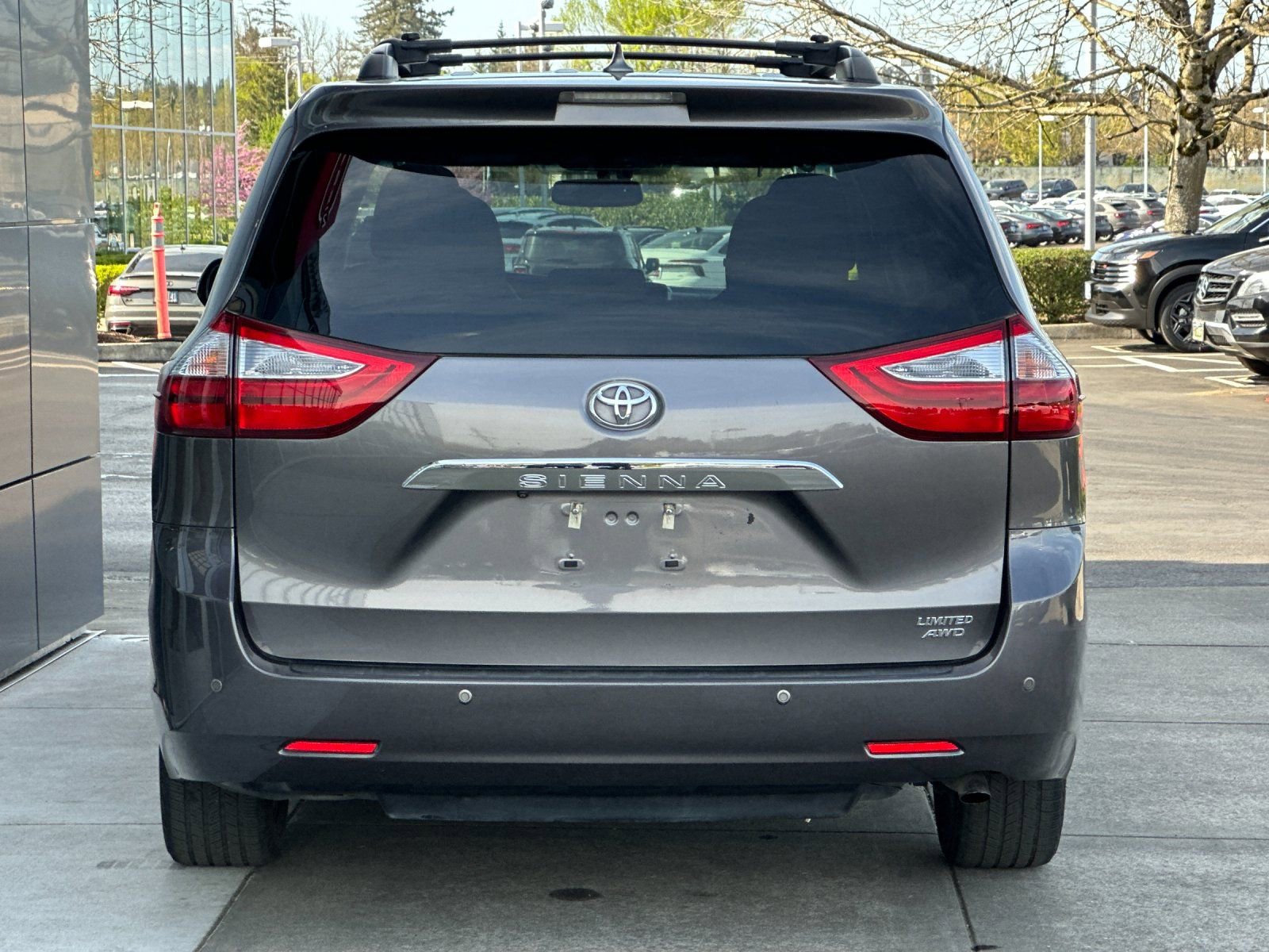 Used 2017 Toyota Sienna Limited Premium image 4