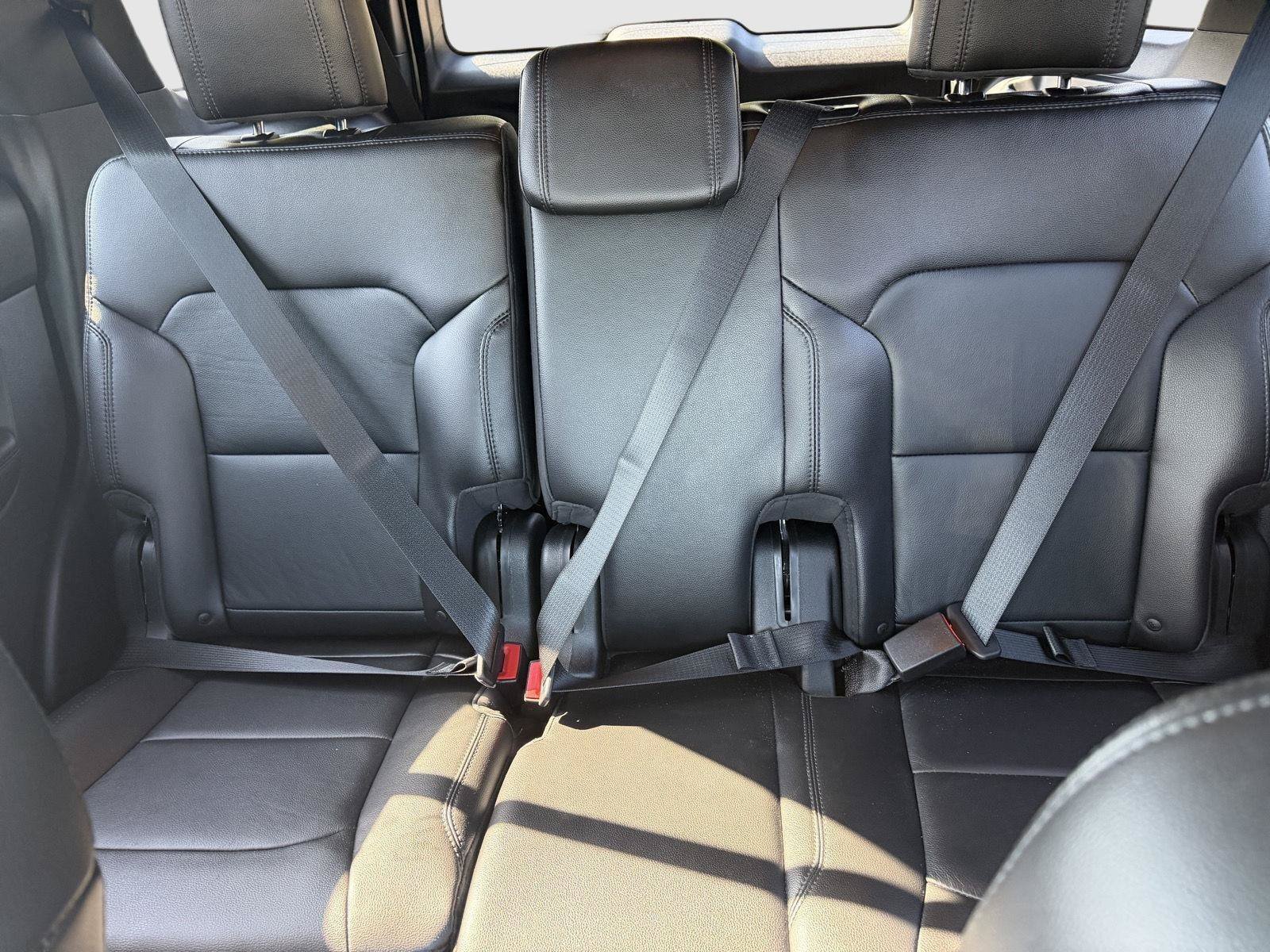 Used 2018 Ford Explorer XLT w/ Equipment Group 202A FWD image 12