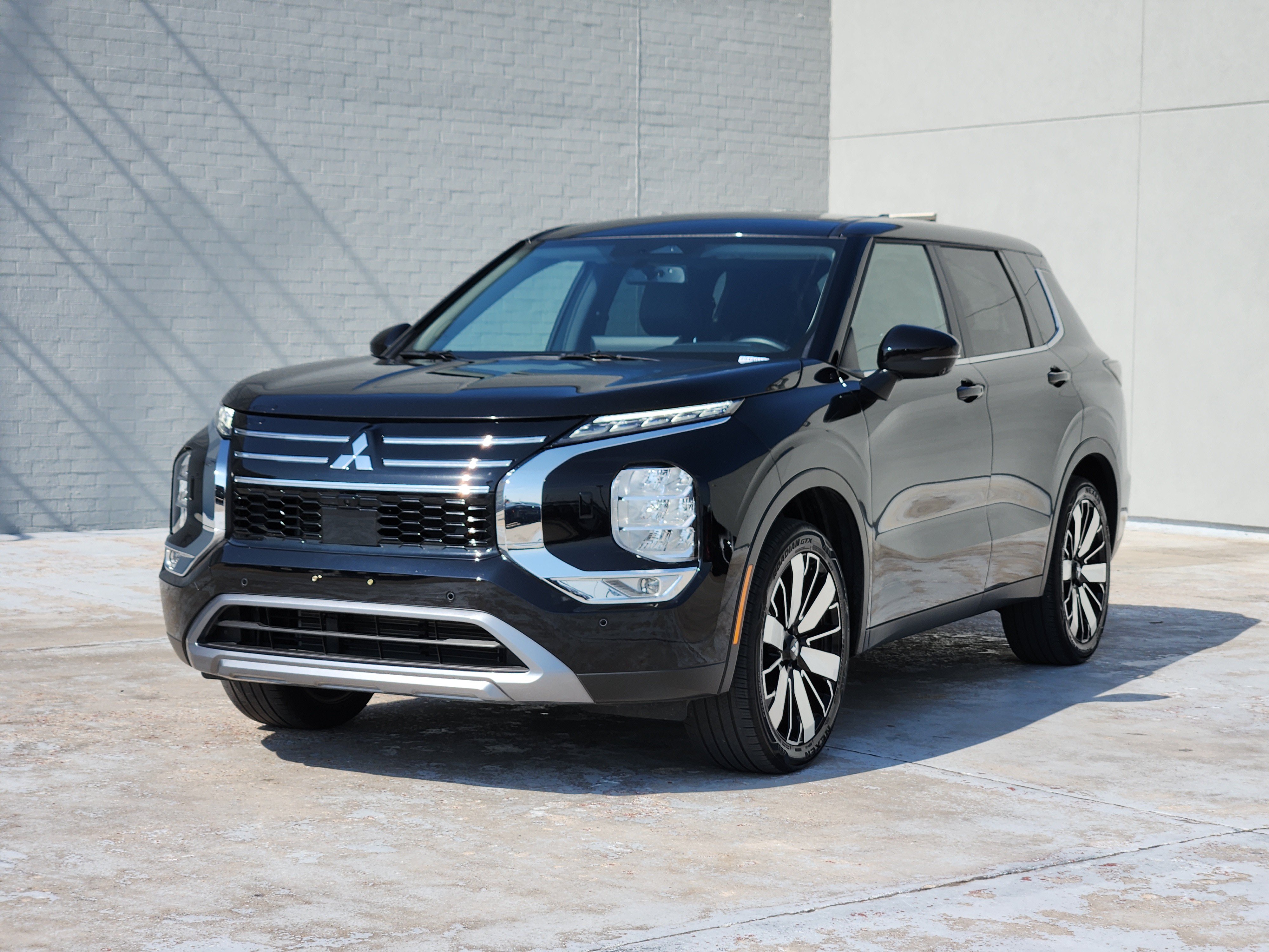 Used 2025 Mitsubishi Outlander SE AWD/4WD image 4