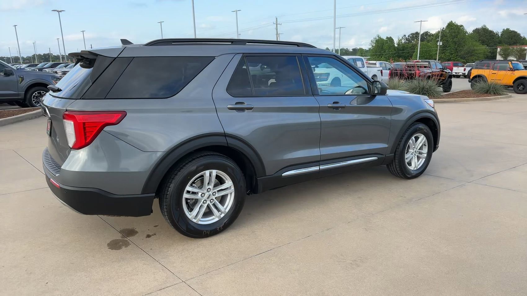 Used 2024 Ford Explorer XLT w/ Equipment Group 202A RWD image 9
