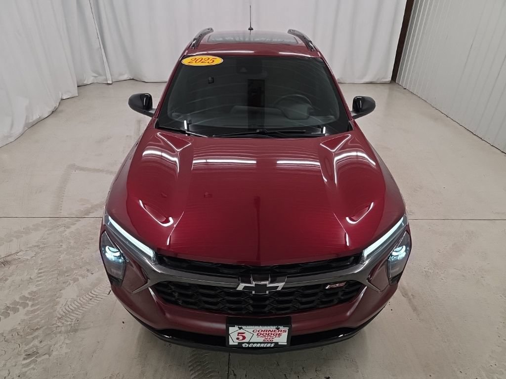 Used 2025 Chevrolet Trax RS w/ Sunroof Package FWD image 9