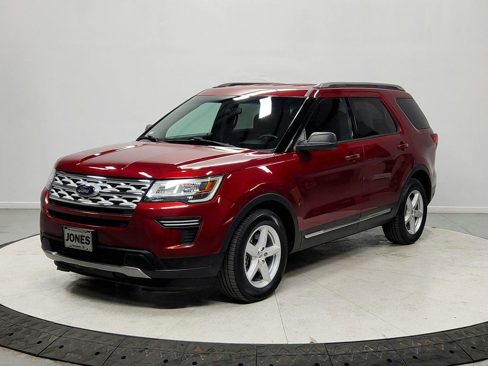 Used 2018 Ford Explorer XLT image 3