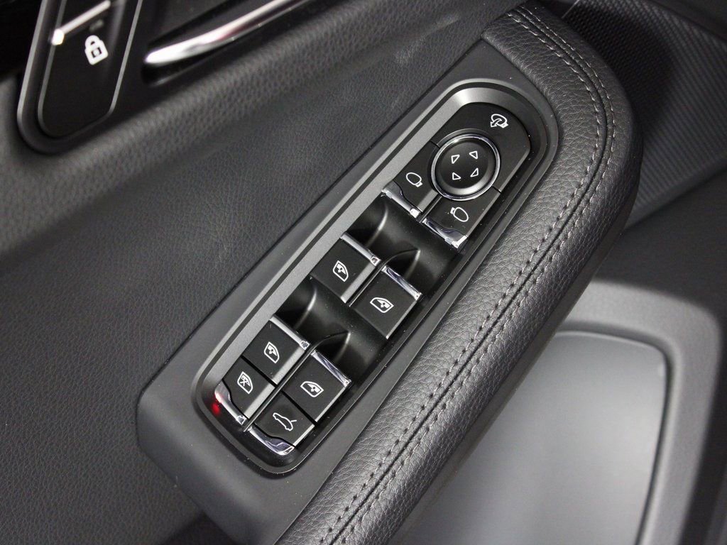 Certified 2025 Porsche Macan image 15