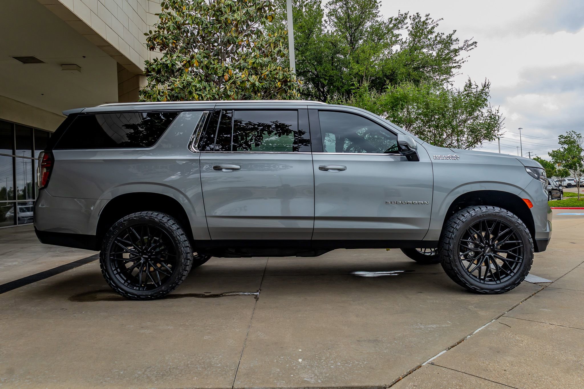 Used 2024 Chevrolet Suburban High Country image 11