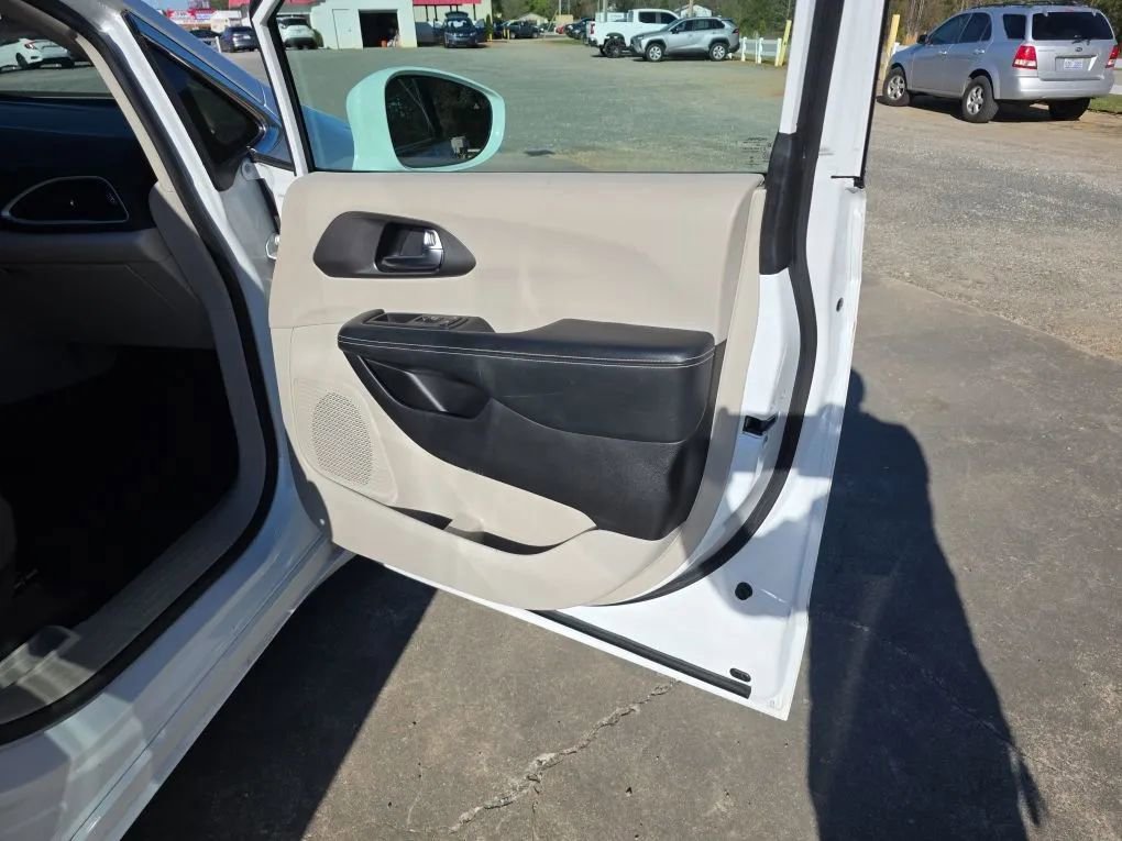 Used 2022 Chrysler Pacifica Touring-L FWD image 49