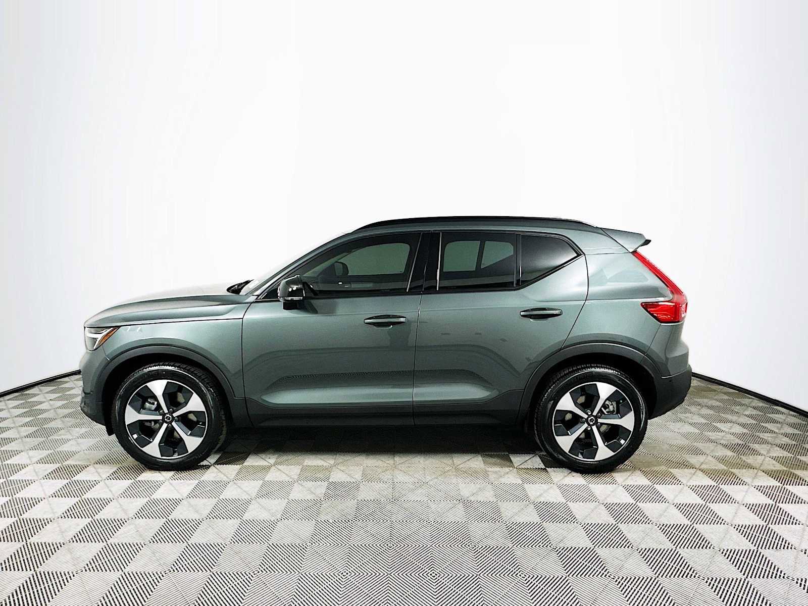 New 2026 Volvo XC40 B5 Plus w/ Protection Package Premier AWD/4WD image 4