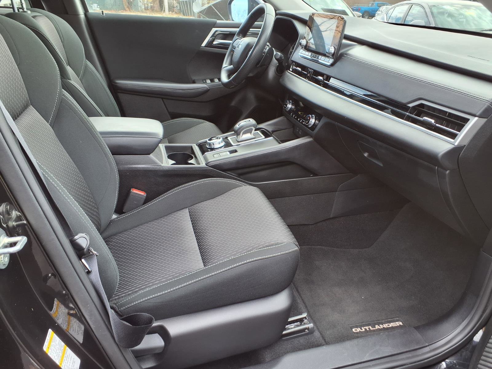 Used 2024 Mitsubishi Outlander ES image 11