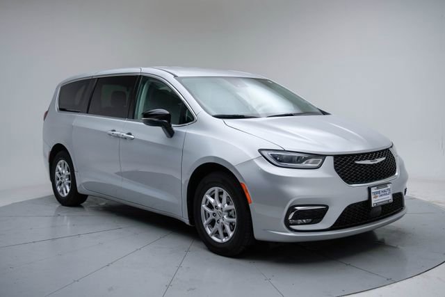 Used 2024 Chrysler Pacifica Touring-L image 9