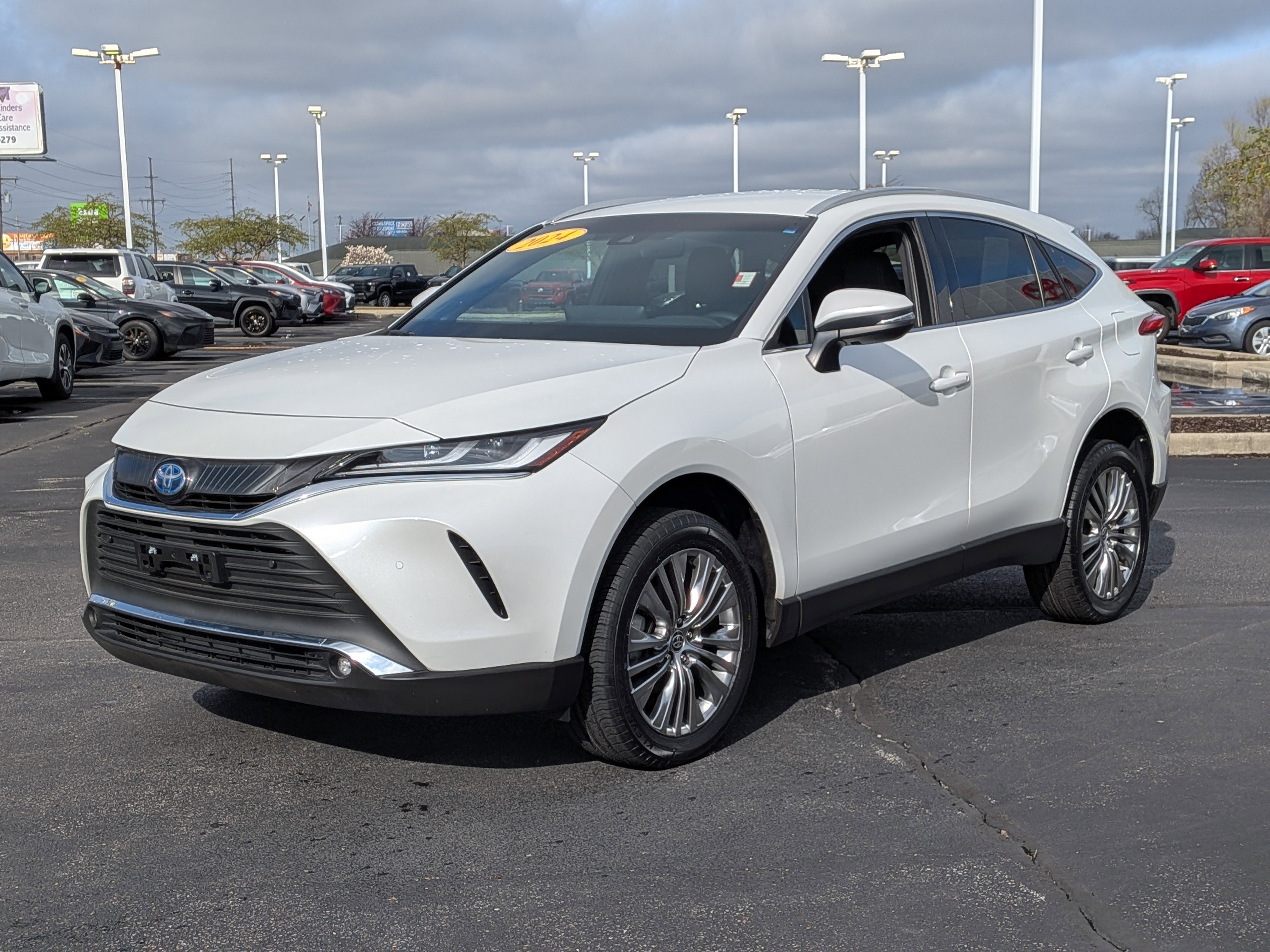 Used 2024 Toyota Venza XLE image 4