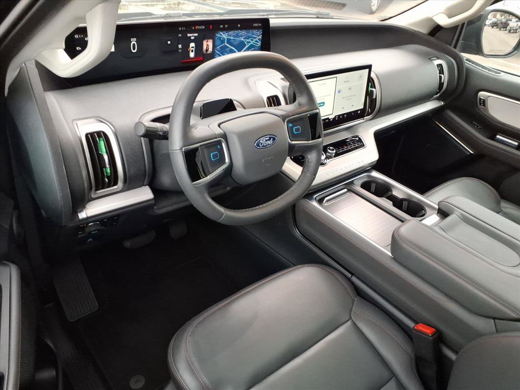 Certified 2025 Ford Expedition Active image 9