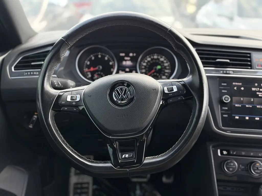 Used 2020 Volkswagen Tiguan SE R-Line AWD/4WD image 14