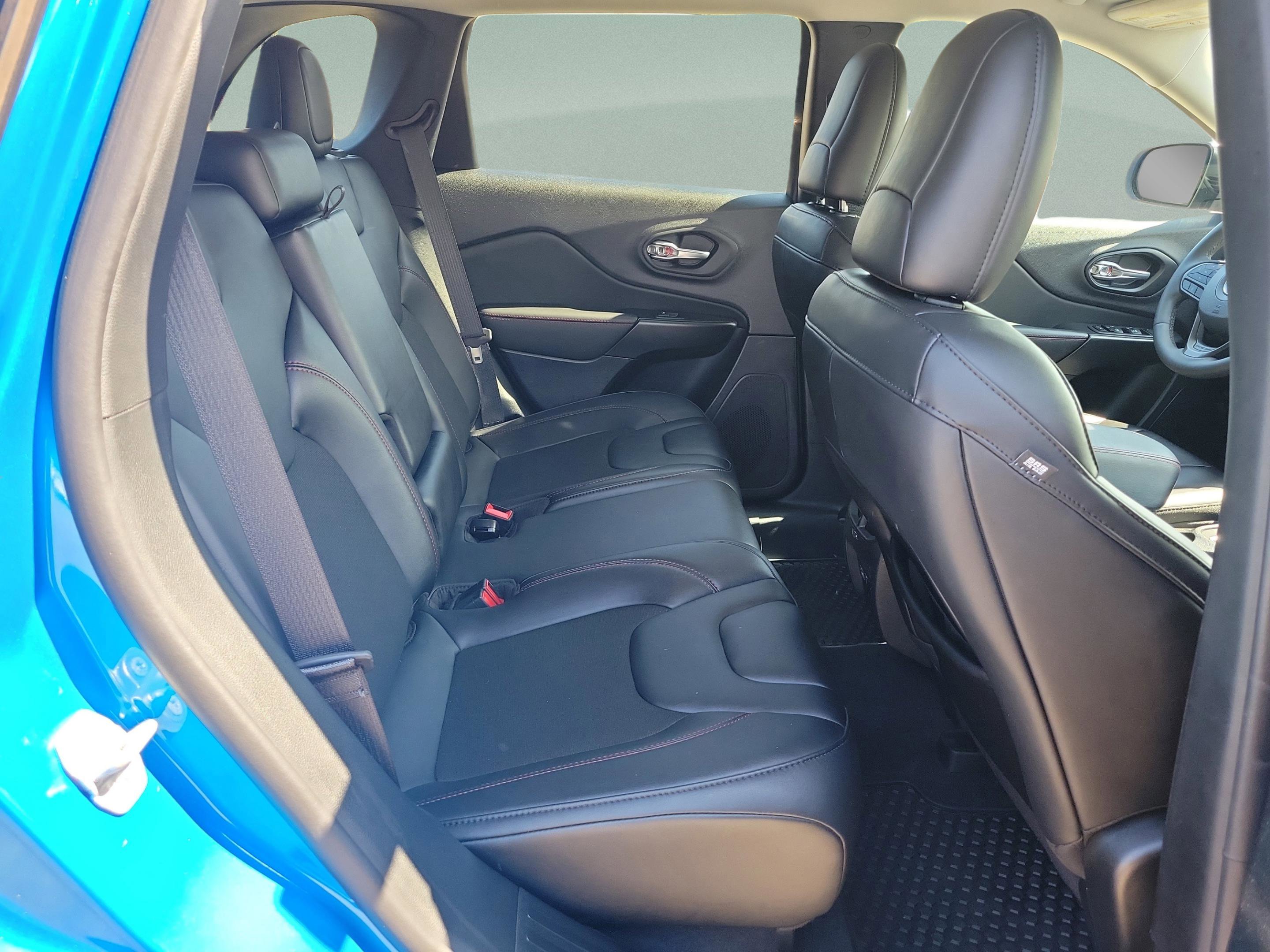 Used 2022 Jeep Cherokee Trailhawk w/ Comfort/Convenience Group image 9