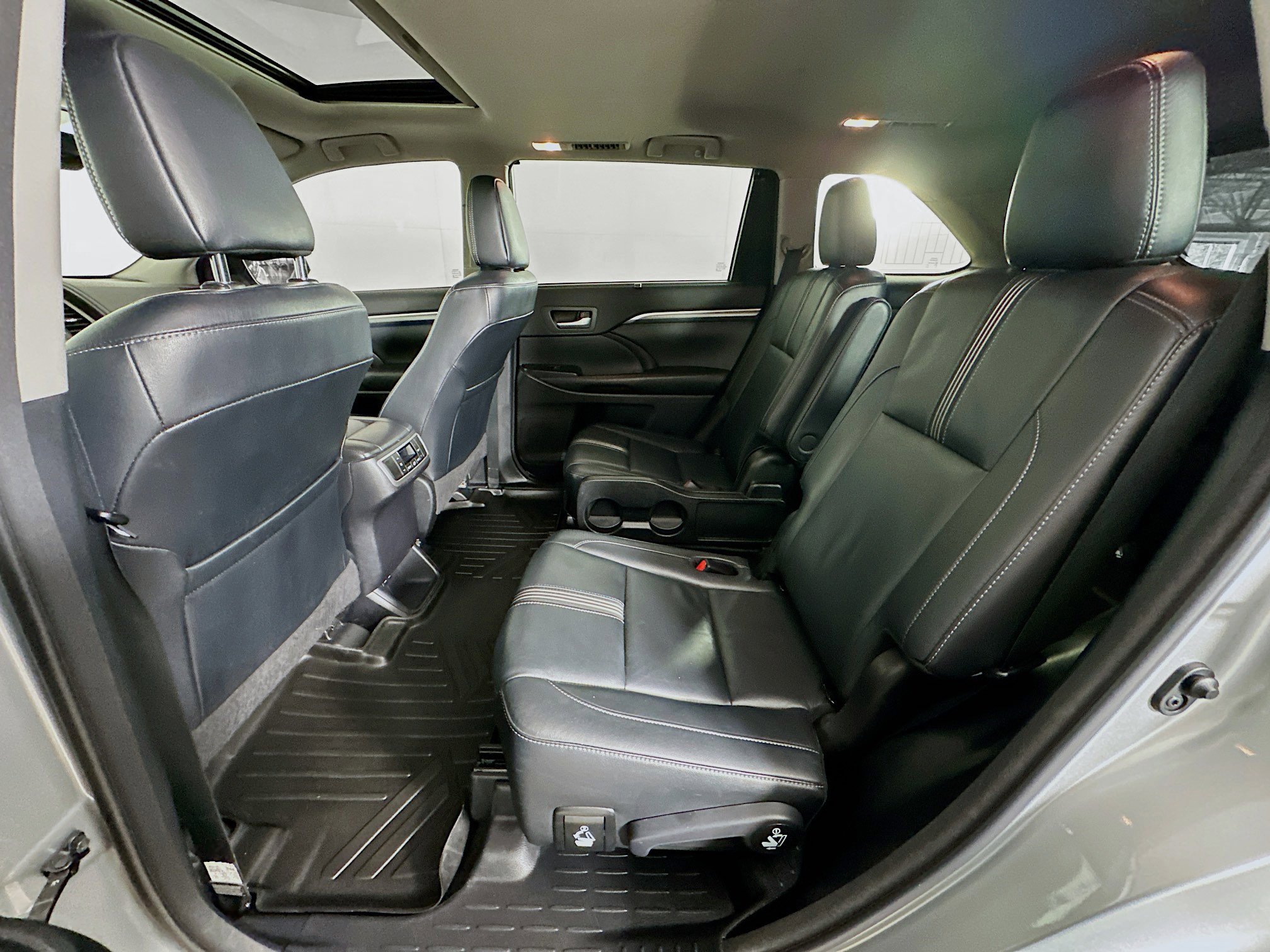 Used 2018 Toyota Highlander SE image 30