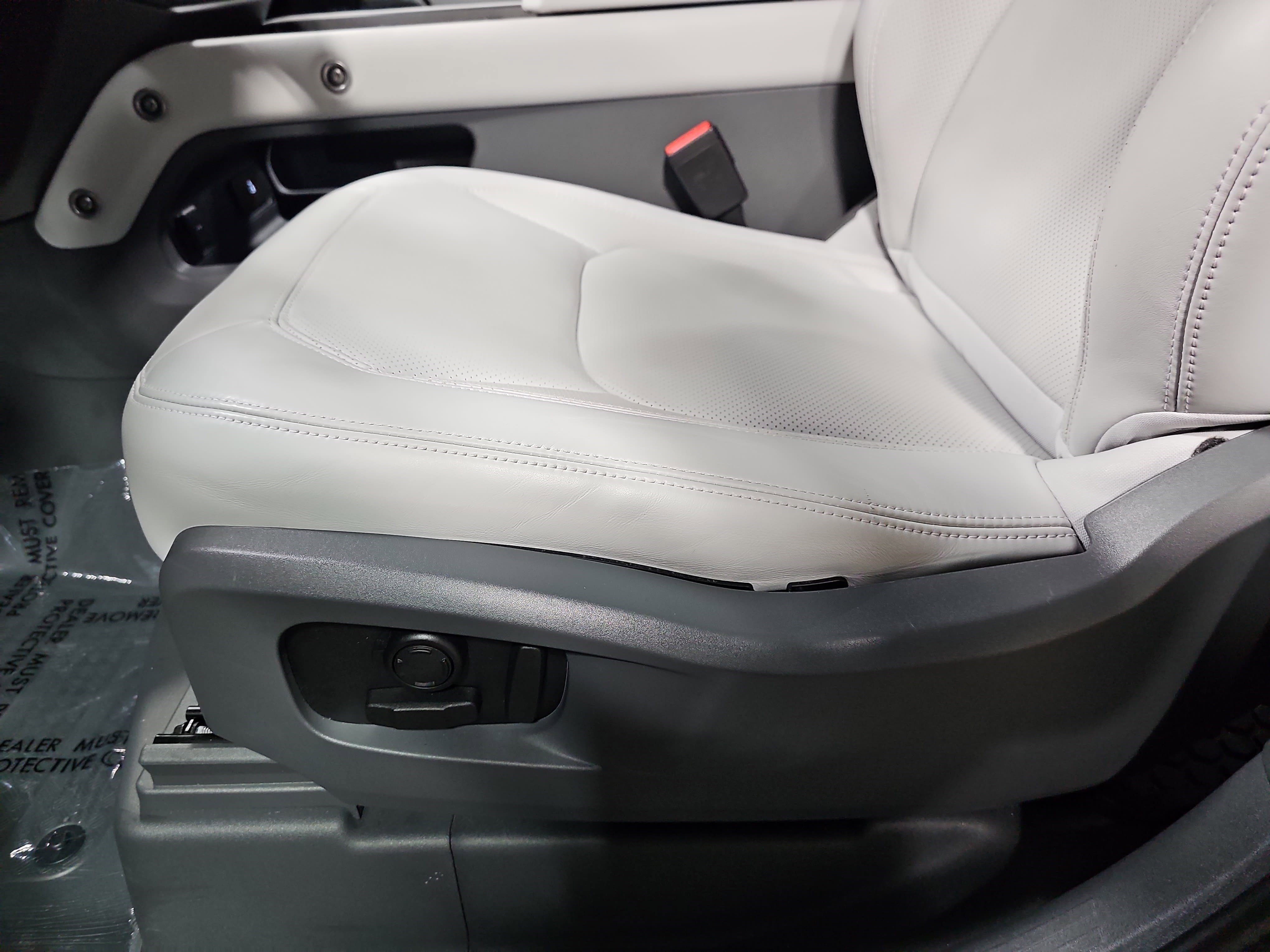 Used 2025 Land Rover Defender 90 X-Dynamic SE image 31