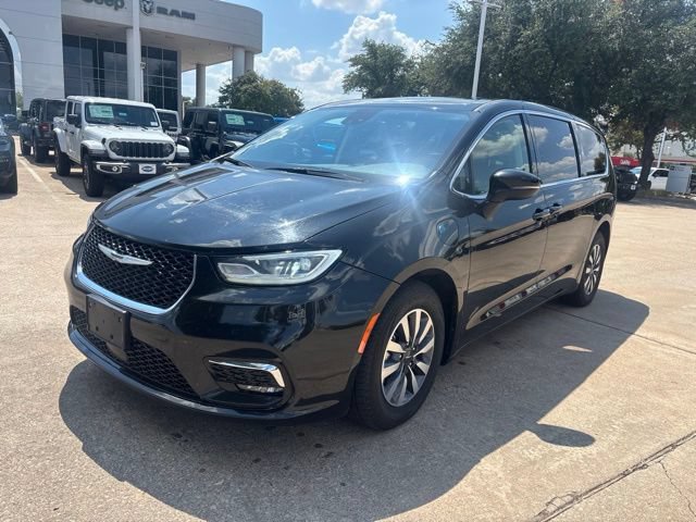 Used 2023 Chrysler Pacifica Touring-L FWD image 2