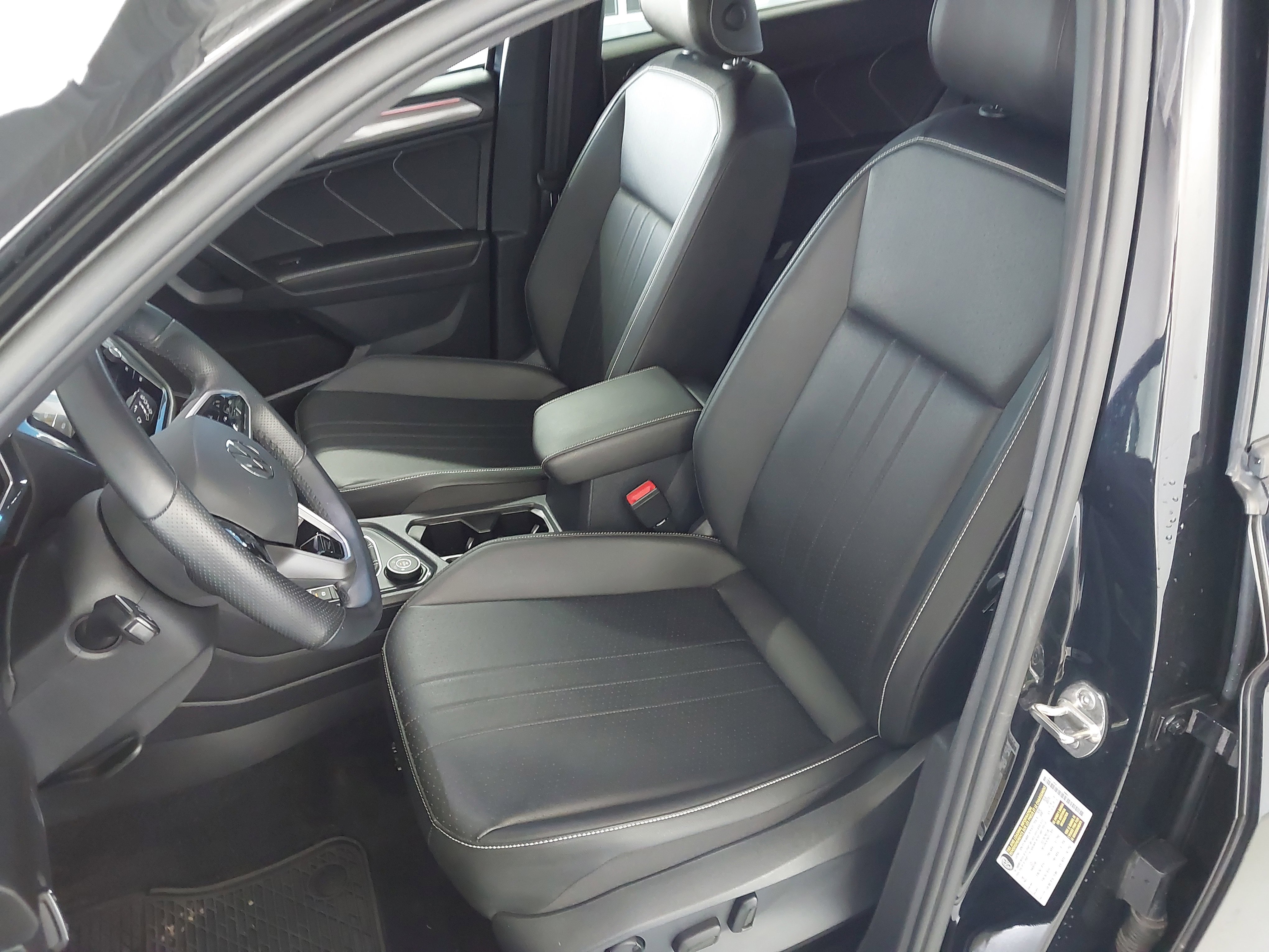 Used 2022 Volkswagen Tiguan SE R-Line image 22