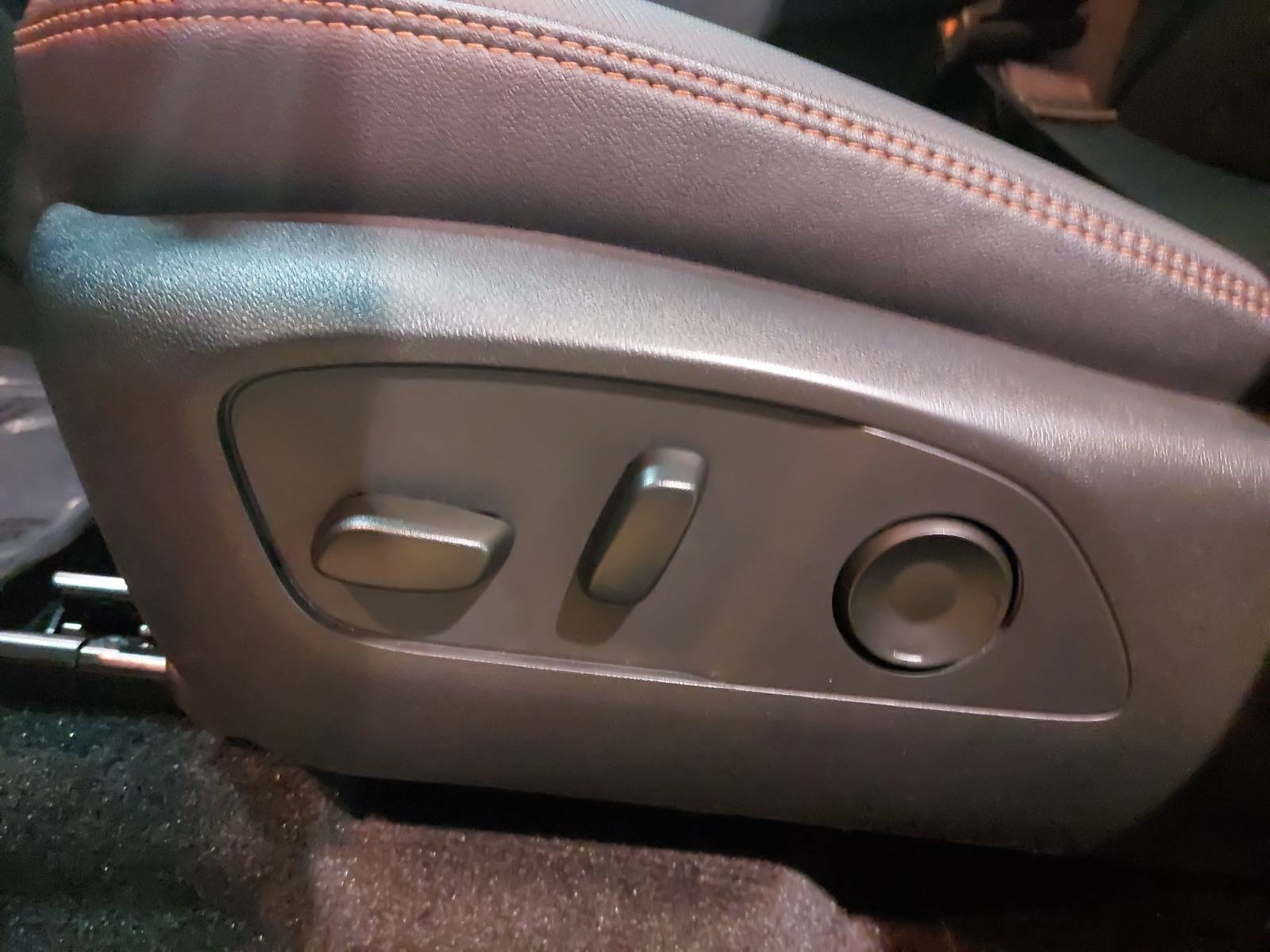 Used 2025 Chevrolet Traverse RS FWD image 28