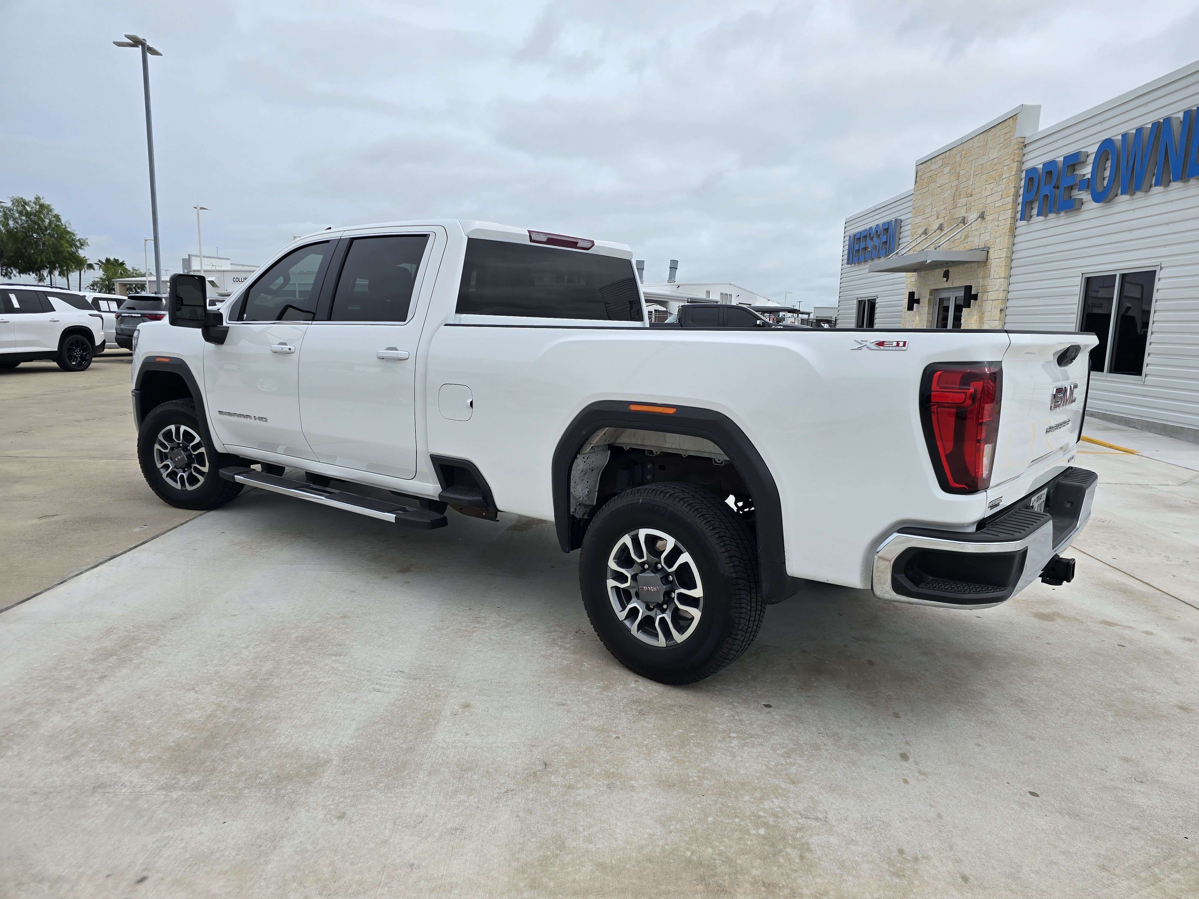 Used 2025 GMC Sierra 3500 SLE w/ SLE Convenience Package AWD/4WD image 4