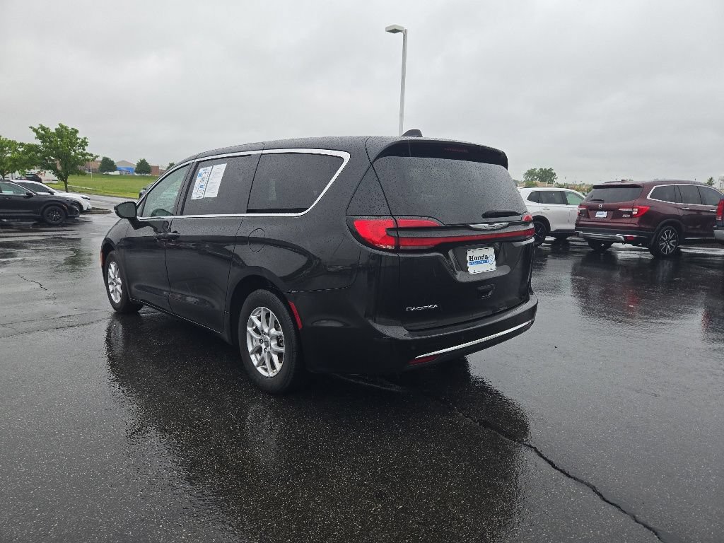 Used 2023 Chrysler Pacifica Touring-L FWD image 5