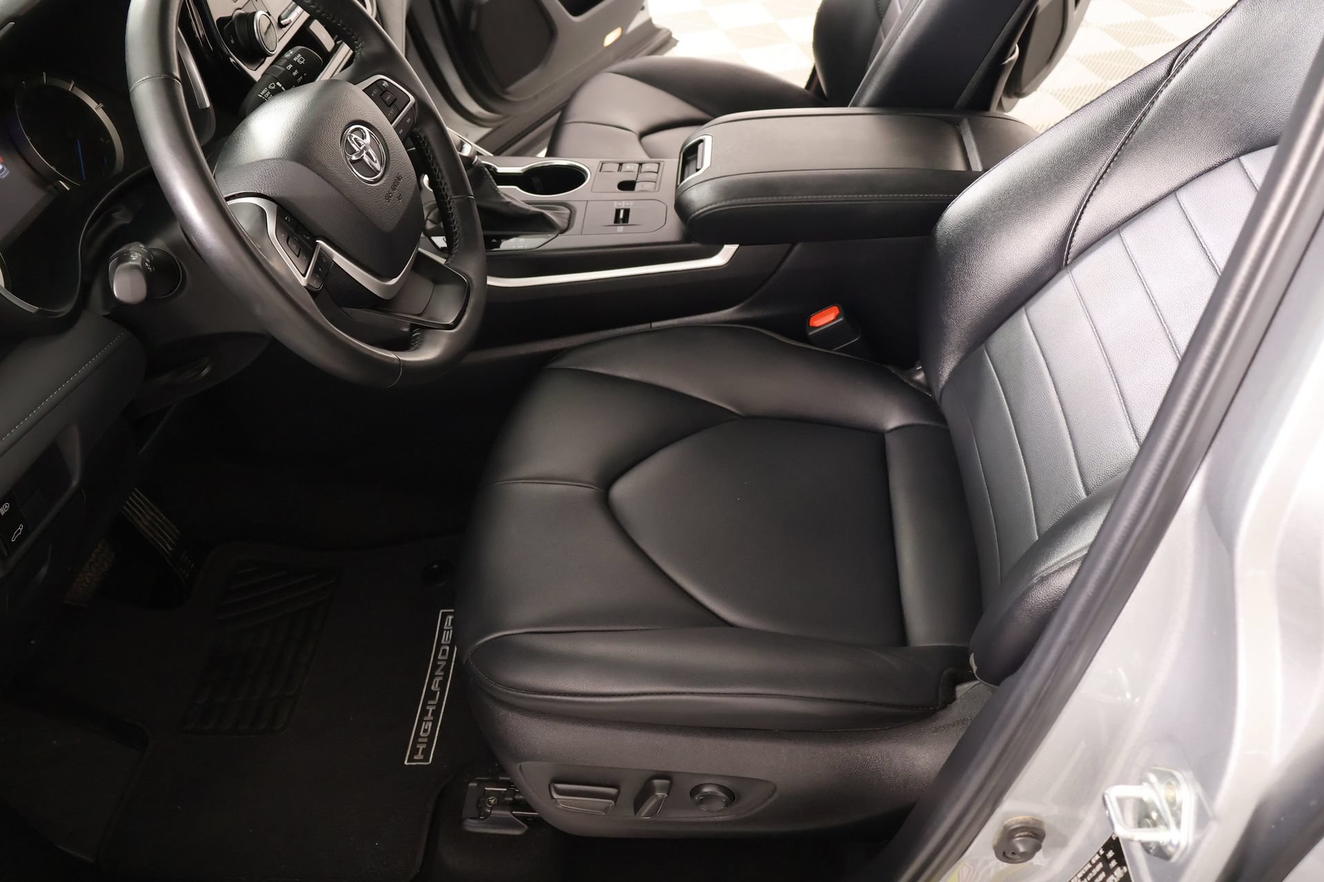 Used 2024 Toyota Highlander XLE FWD image 11