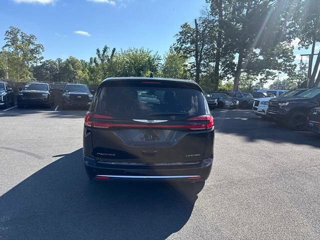 Used 2026 Chrysler Pacifica Limited FWD image 6