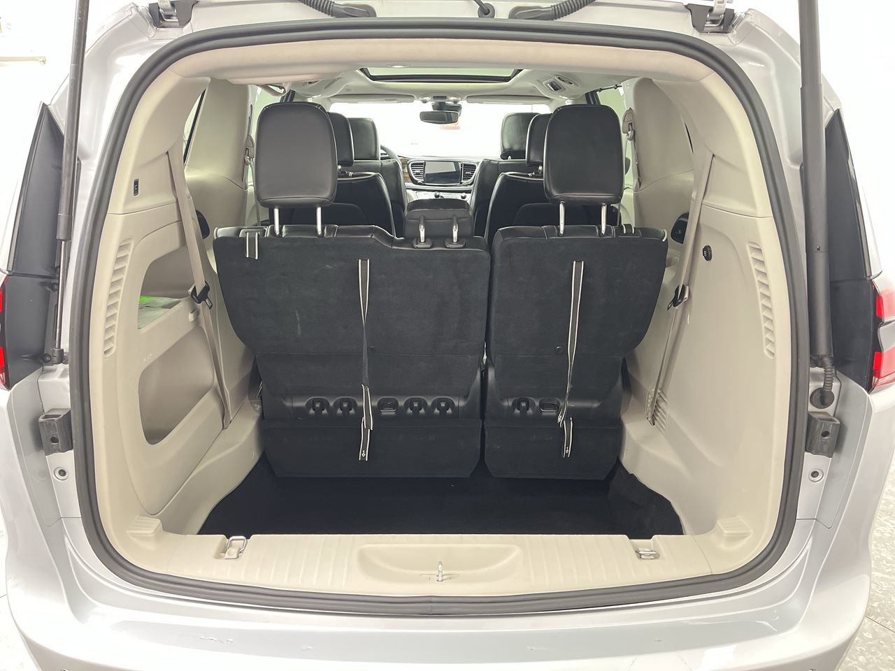 Used 2024 Chrysler Pacifica Limited FWD image 32