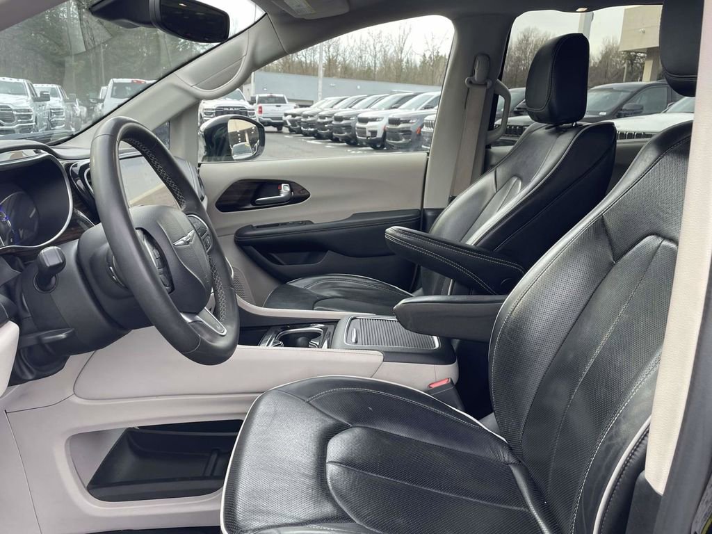 Certified 2023 Chrysler Pacifica Limited image 24