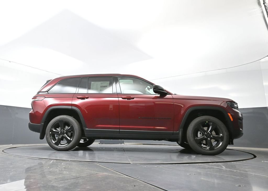 New 2025 Jeep Grand Cherokee Altitude w/ Trailer Tow Package image 37