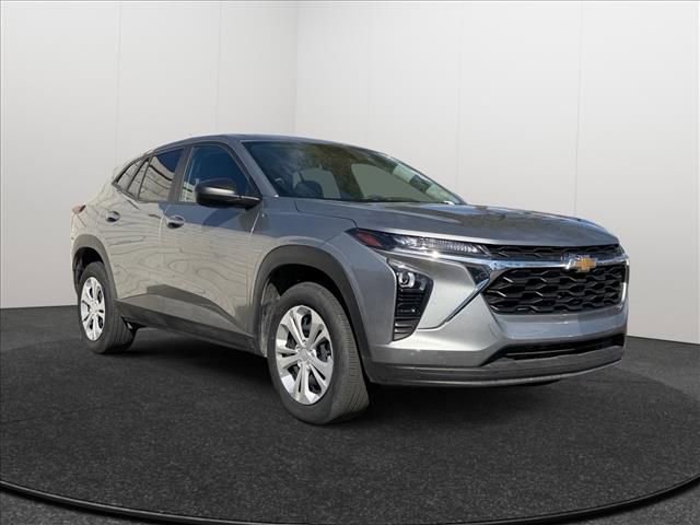 Used 2025 Chevrolet Trax LS FWD image 5