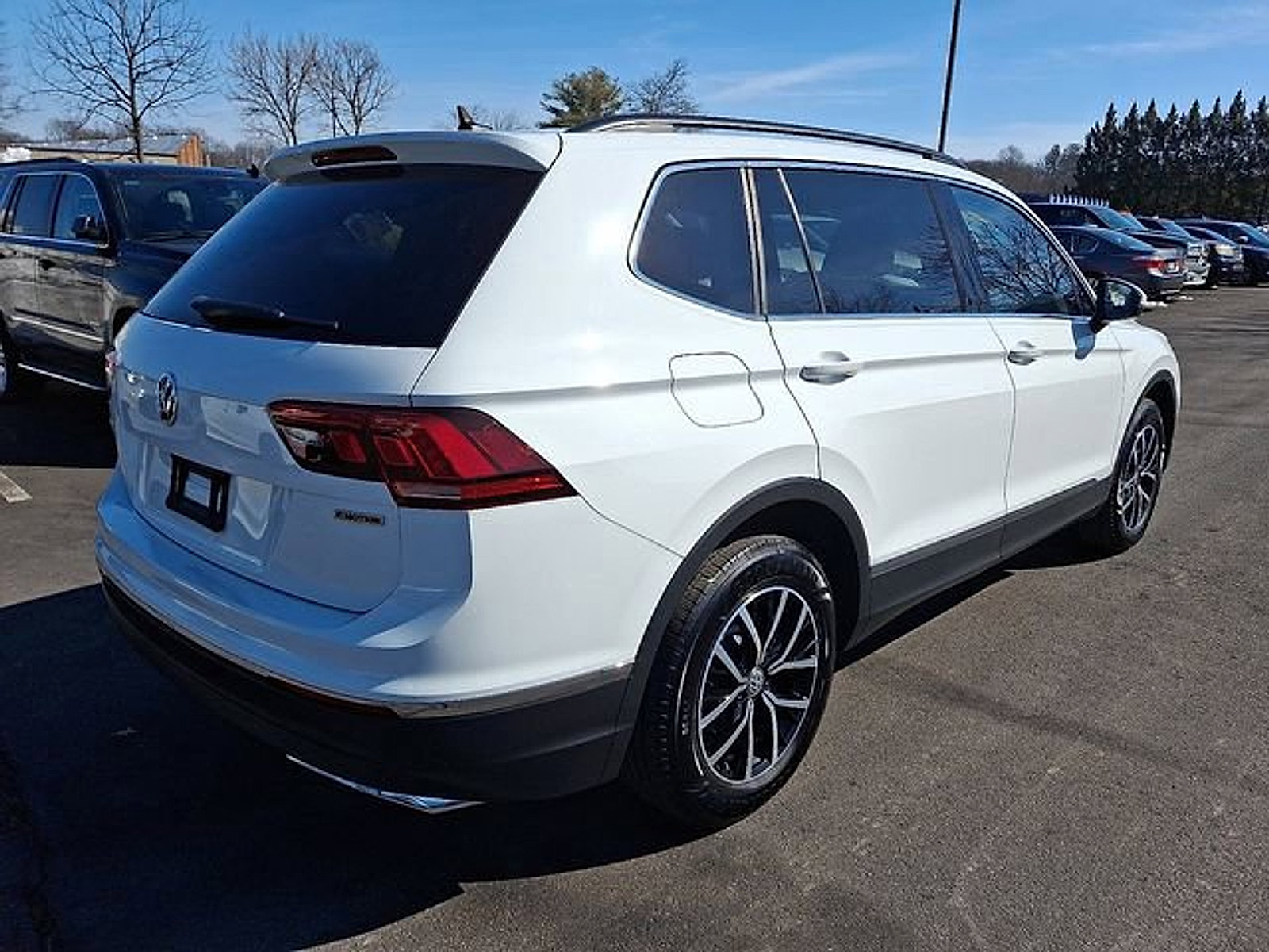 Used 2021 Volkswagen Tiguan SE w/ Panoramic Sunroof Package image 6