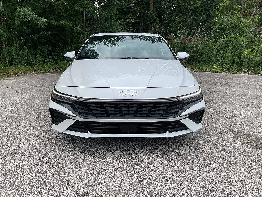 Used 2025 Hyundai Elantra Limited FWD image 2