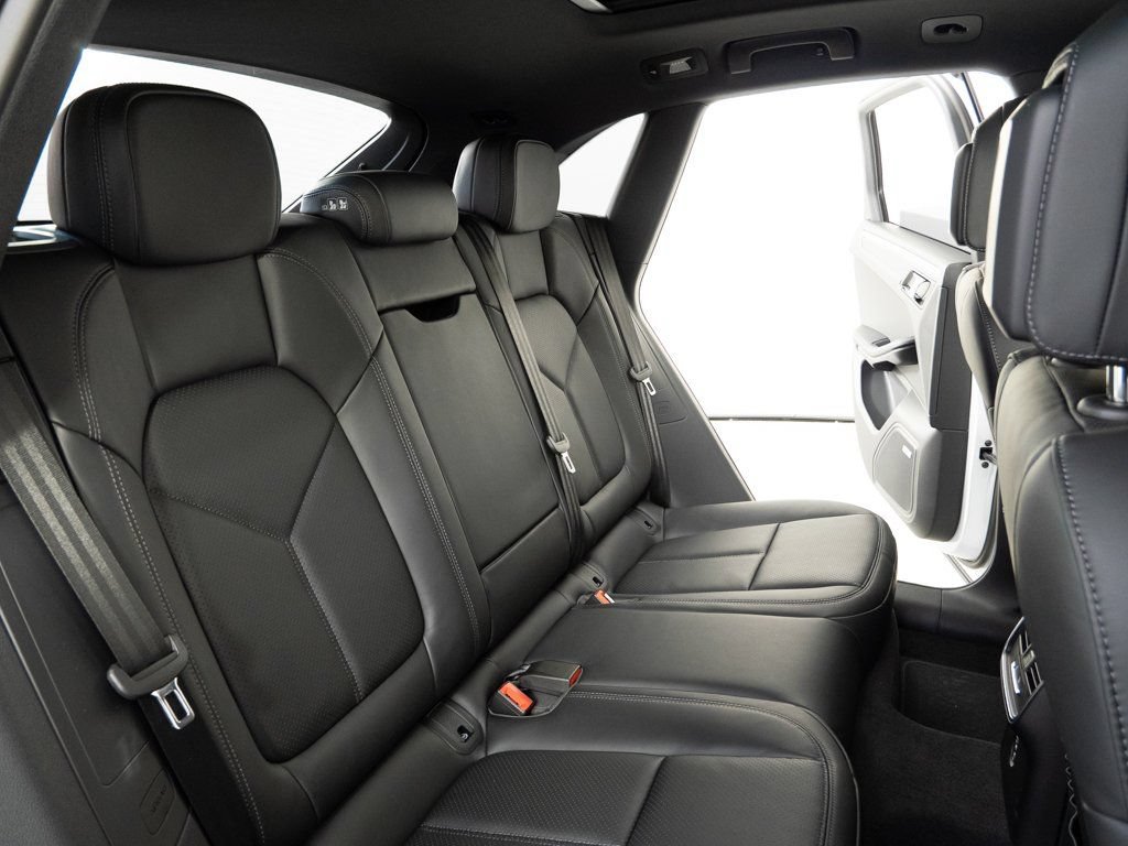 Certified 2026 Porsche Macan AWD/4WD image 23