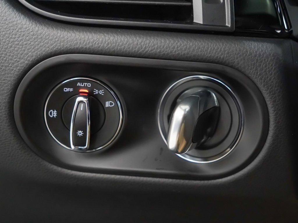 Certified 2025 Porsche Macan image 25