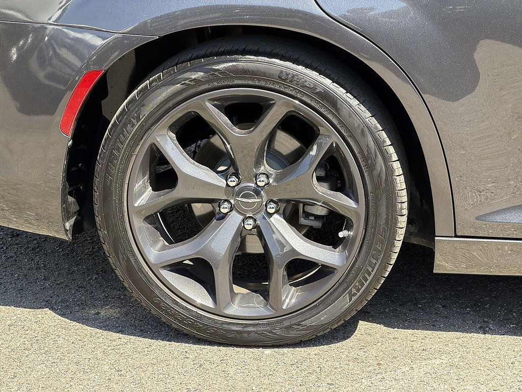 Used 2022 Chrysler 300 Touring L w/ Safetytec Plus Group RWD image 31