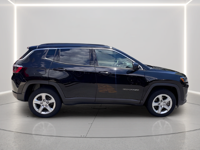 Used 2023 Jeep Compass Latitude w/ Convenience Group AWD/4WD image 4