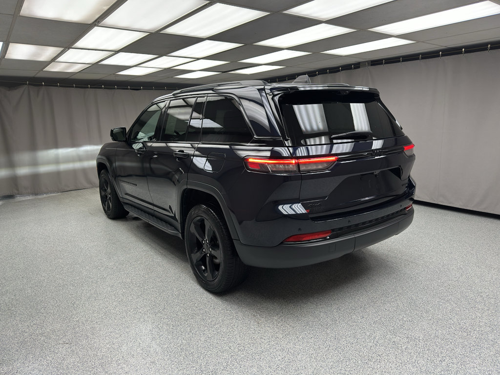 Used 2024 Jeep Grand Cherokee Limited w/ Luxury Tech Group II AWD/4WD image 2
