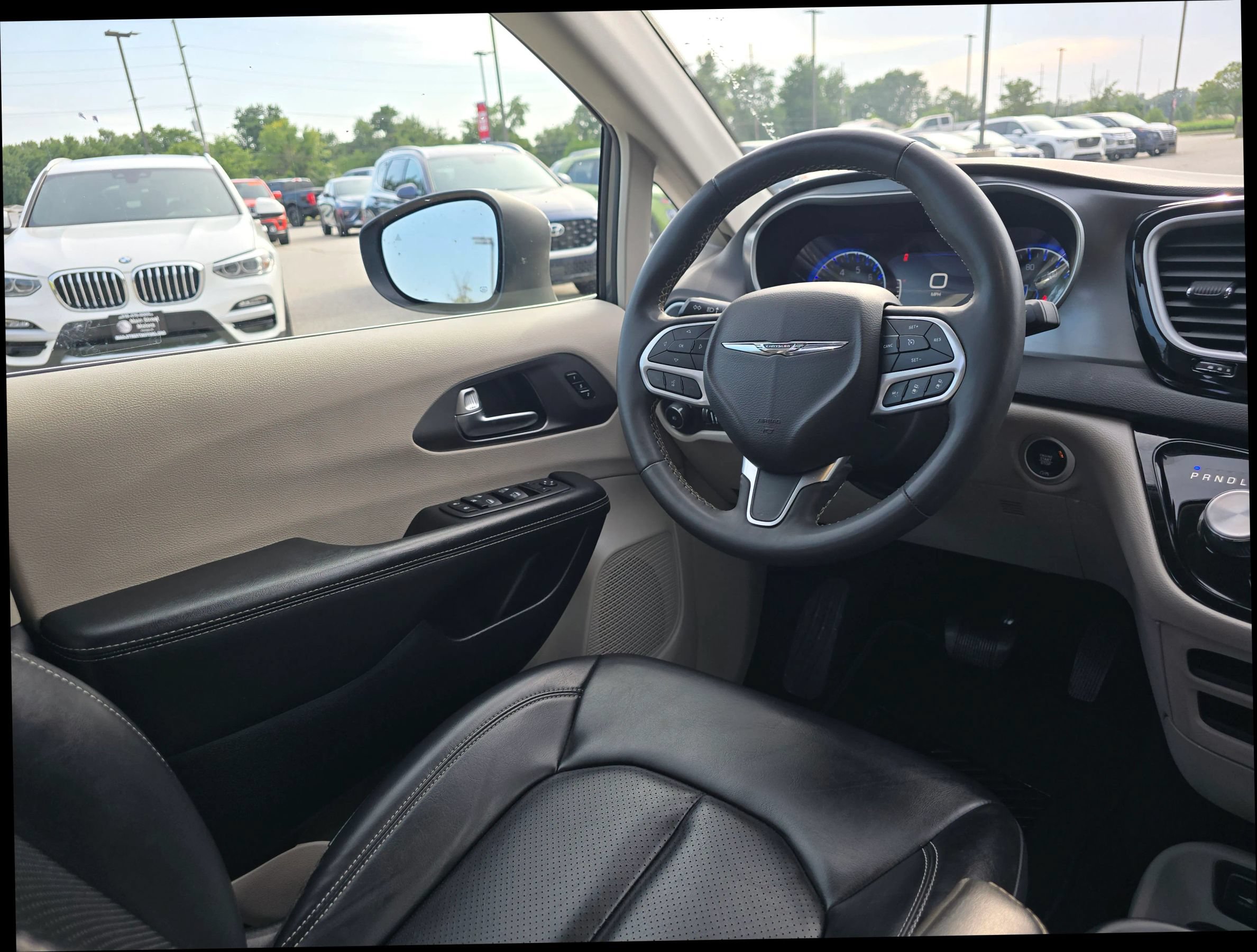Used 2023 Chrysler Pacifica Touring-L FWD image 14