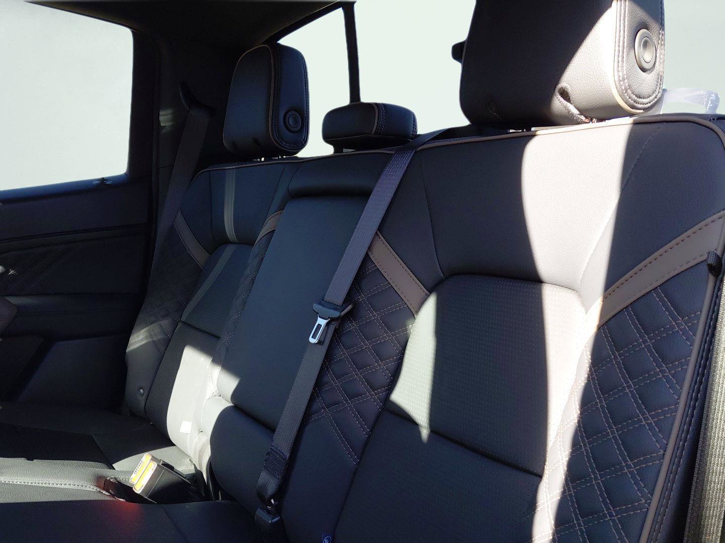 Used 2024 GMC Canyon Denali image 34