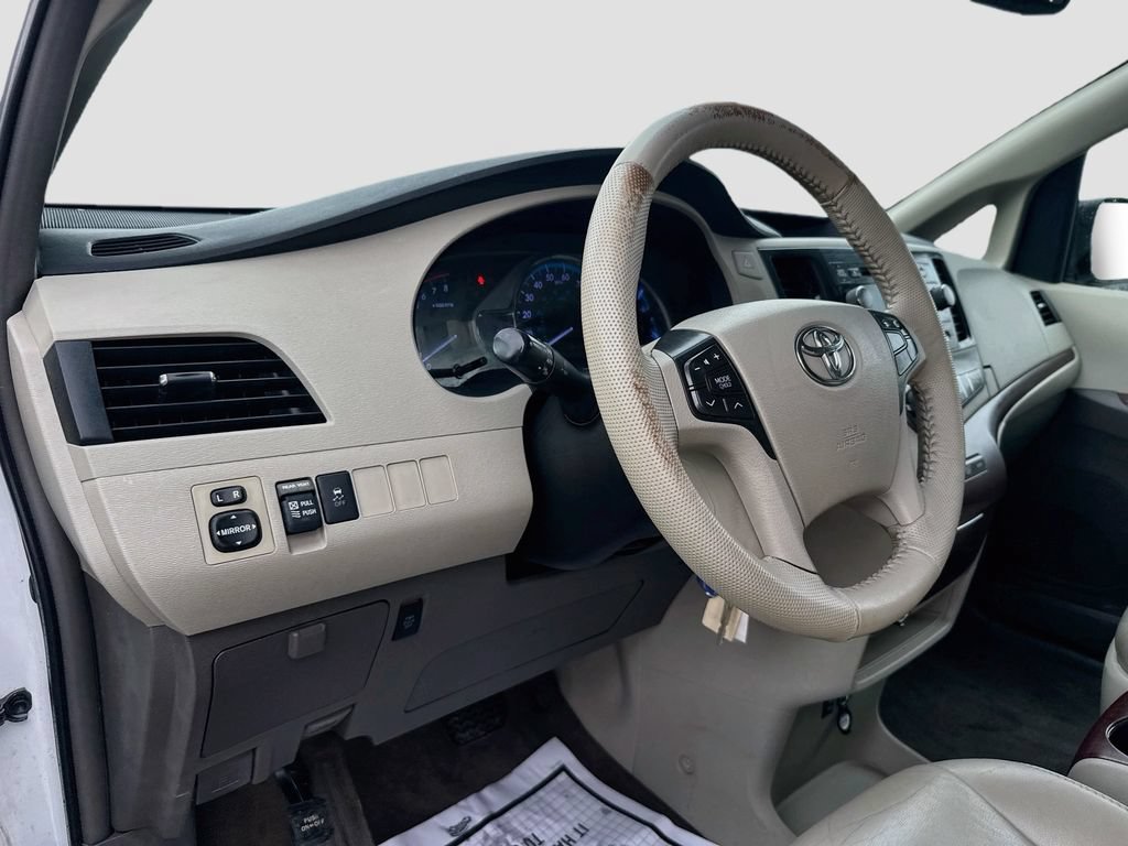 Used 2014 Toyota Sienna XLE FWD image 10