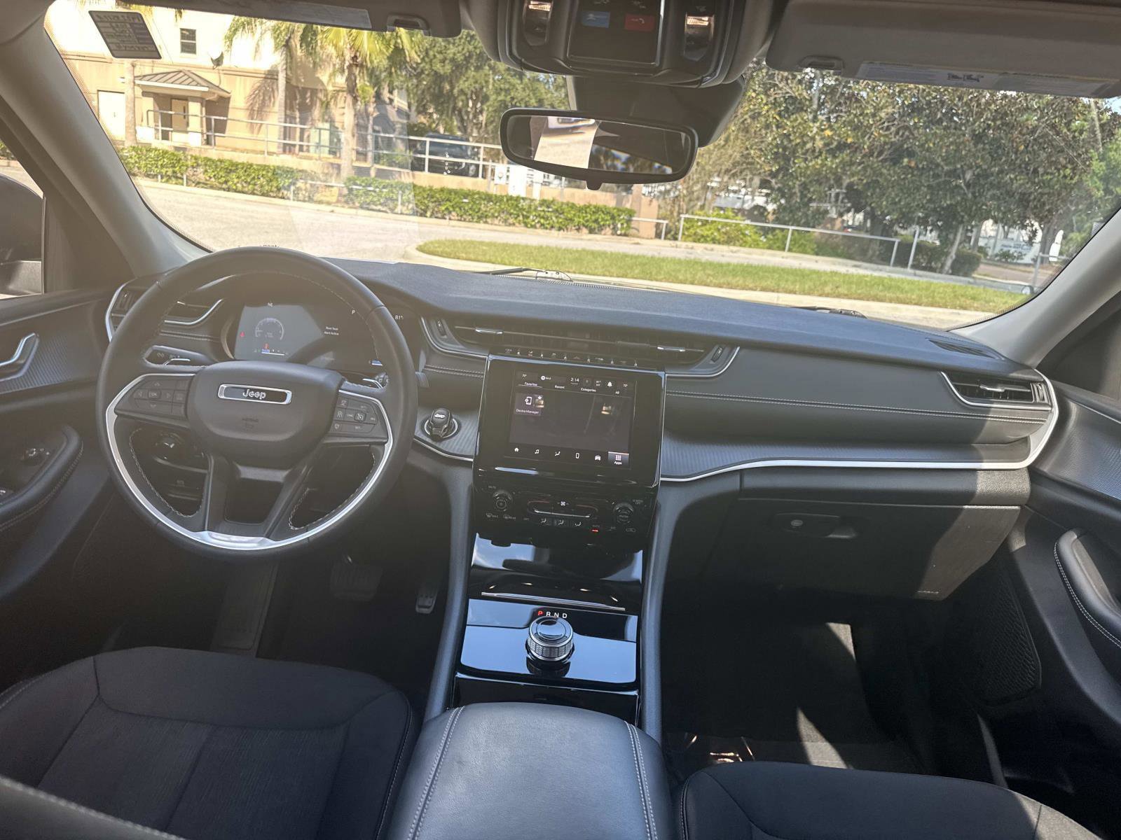 Used 2023 Jeep Grand Cherokee Laredo image 14