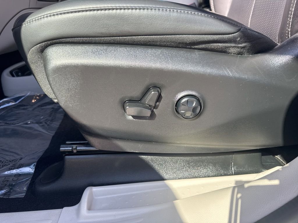 Used 2023 Chrysler Pacifica Touring-L FWD image 10