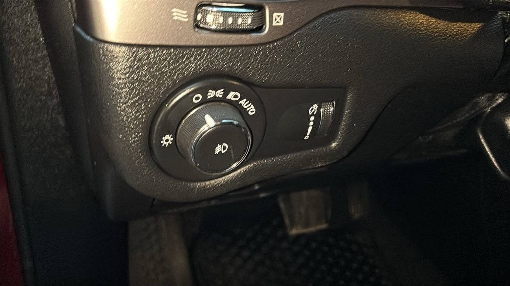 Used 2019 Jeep Cherokee Latitude w/ Cold Weather Group image 10