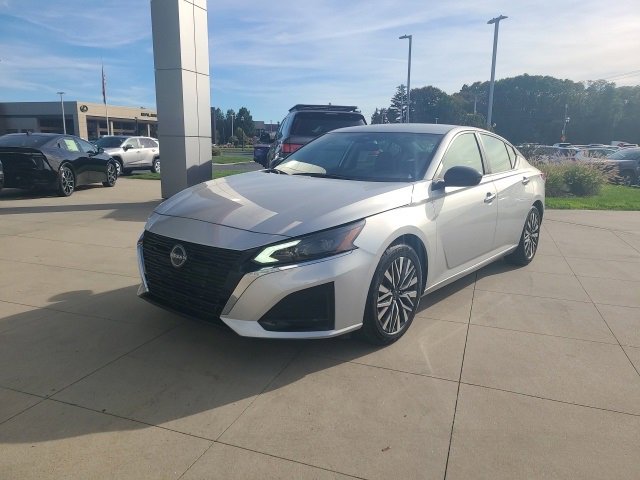 Used 2024 Nissan Altima 2.5 SV image 3