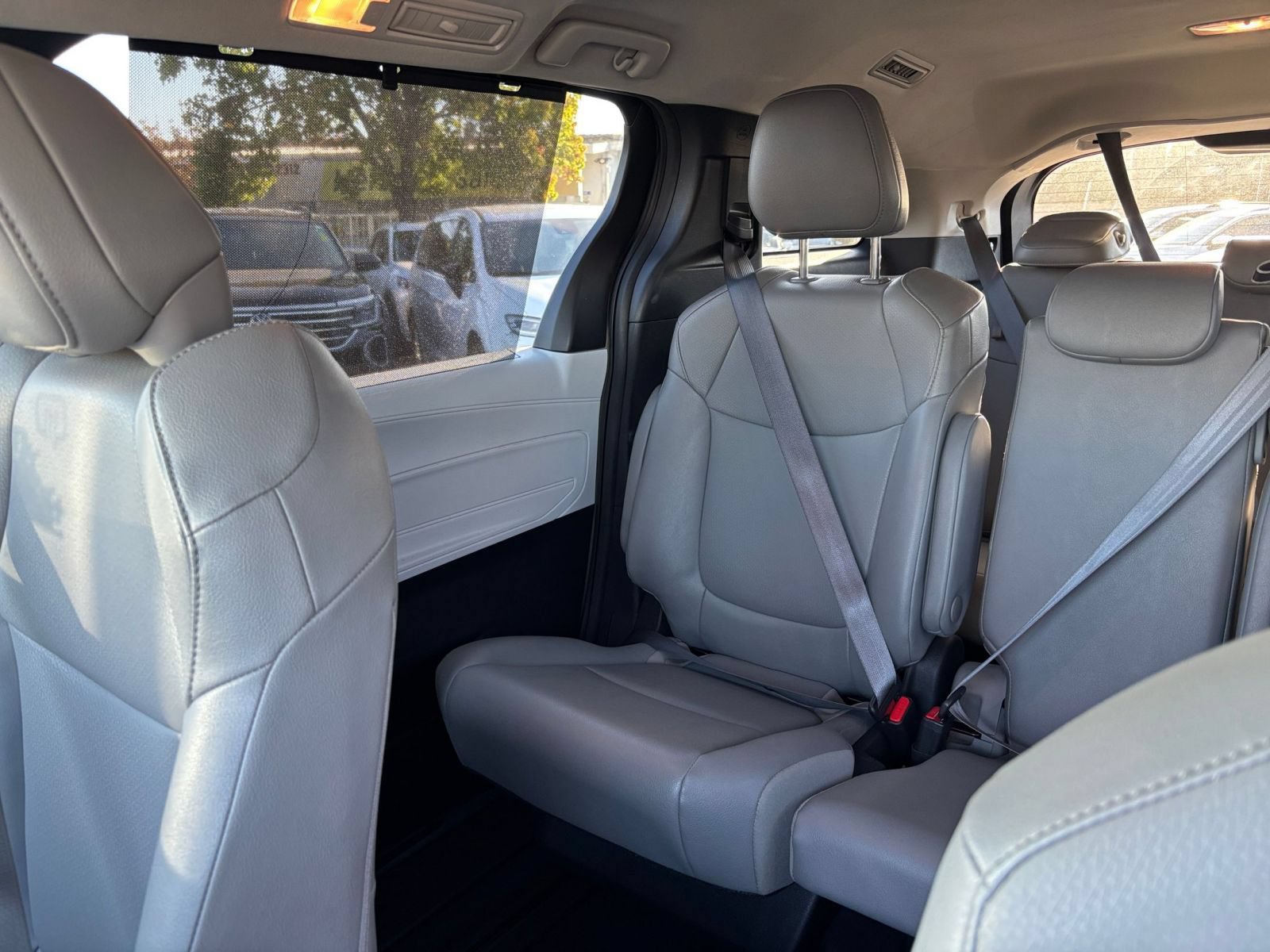 Used 2025 Toyota Sienna XLE FWD image 42