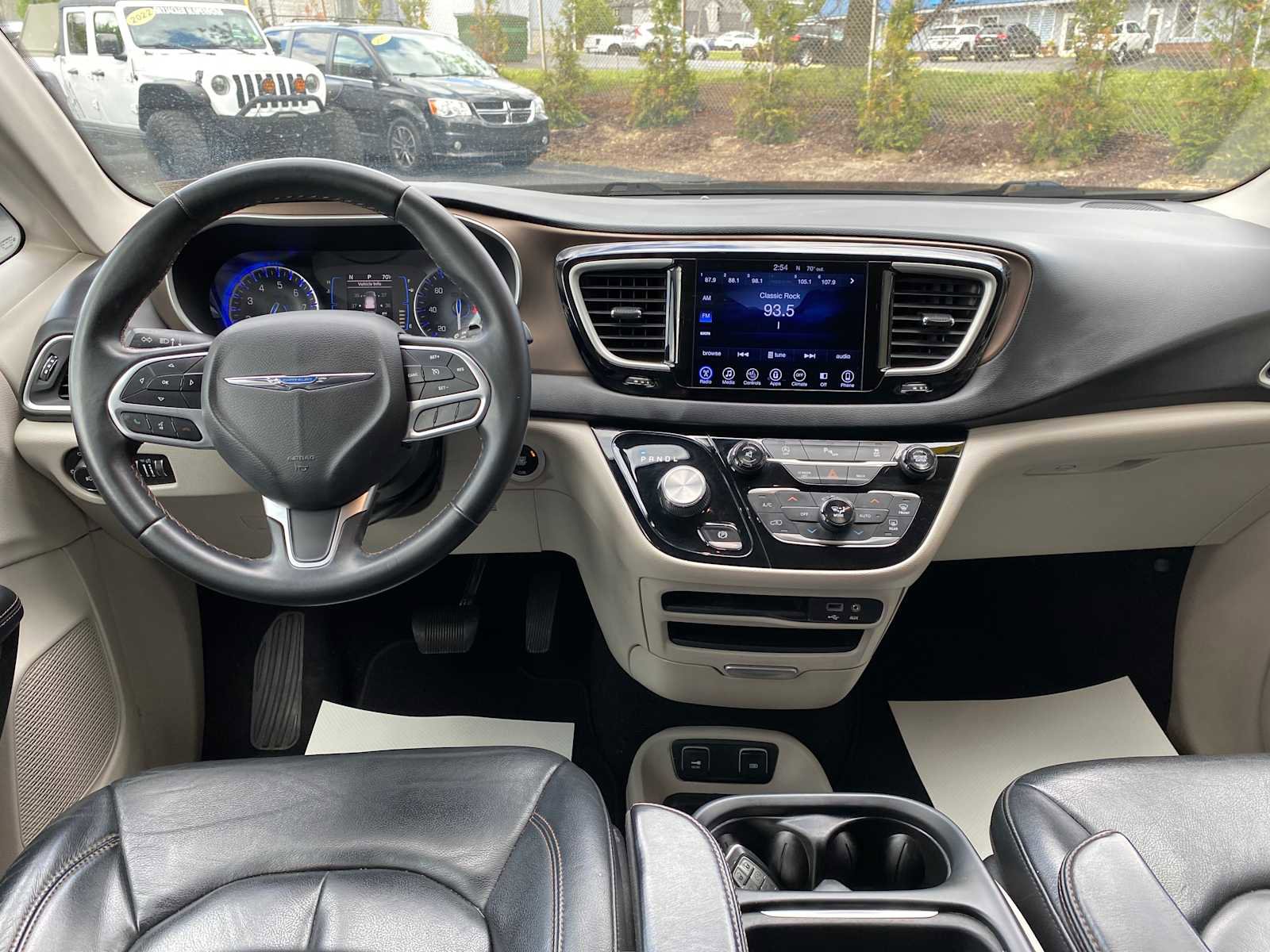 Used 2017 Chrysler Pacifica Touring-L FWD image 7