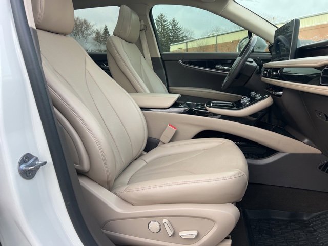 Used 2023 Lincoln Nautilus Reserve image 11