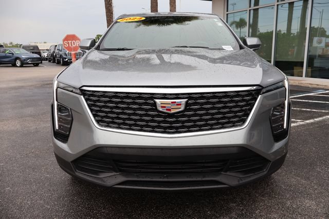 Used 2024 Cadillac XT4 Luxury w/ Cold Weather Package FWD image 2