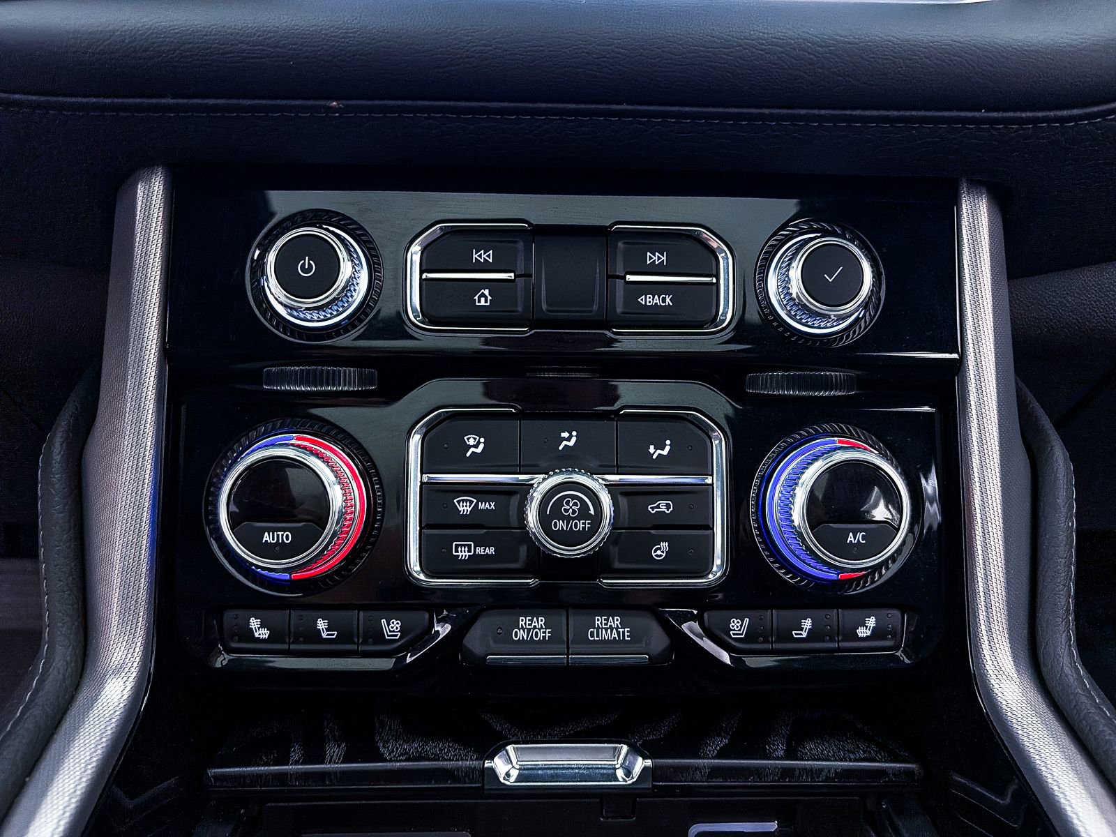 Used 2024 GMC Yukon Denali w/ Advanced Technology Package AWD/4WD image 29