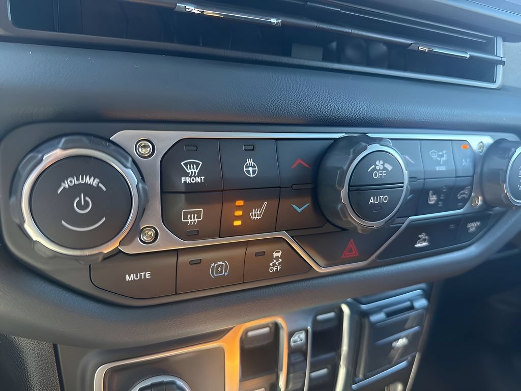 Used 2025 Jeep Wrangler Unlimited Sahara AWD/4WD image 22