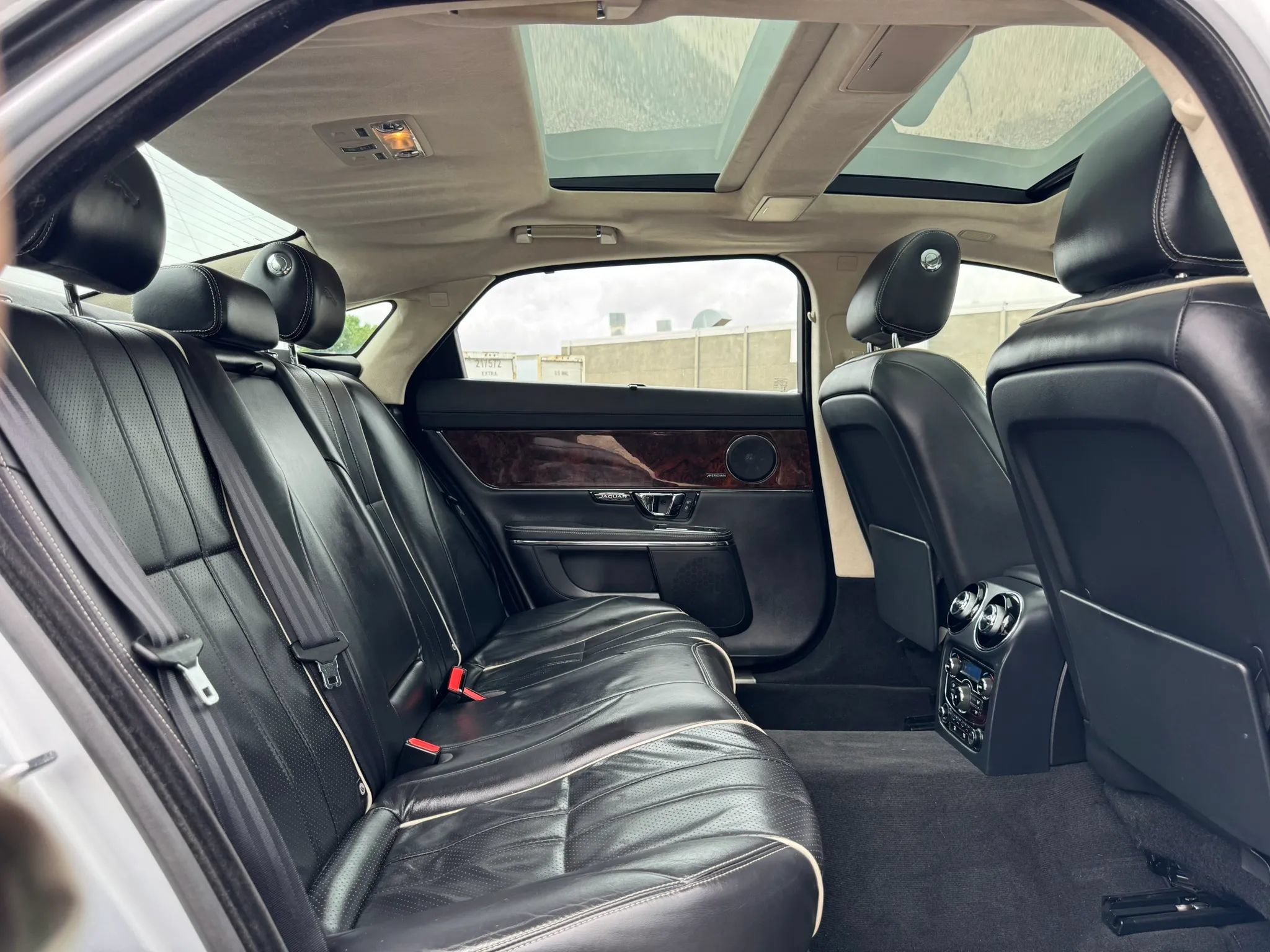 Used 2014 Jaguar XJ L Portfolio RWD image 29